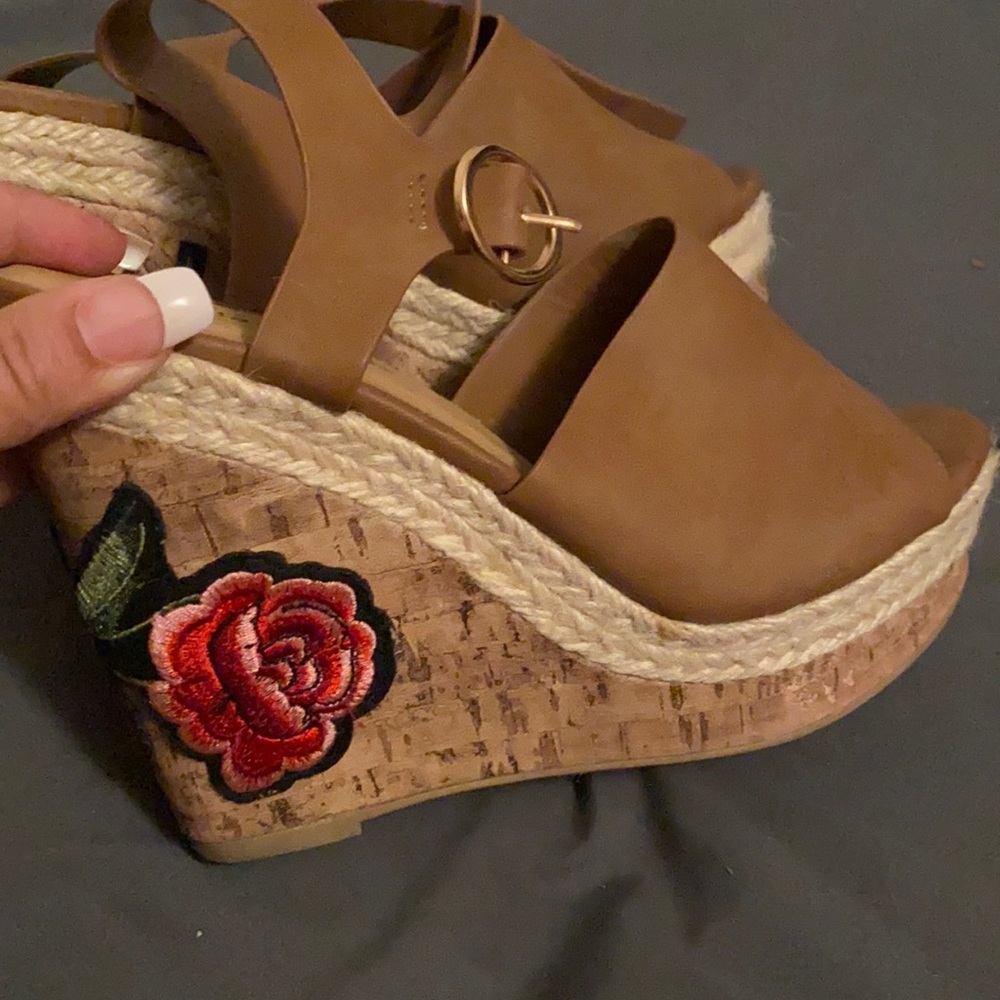 Womens wedge with rose embroidery size 9
